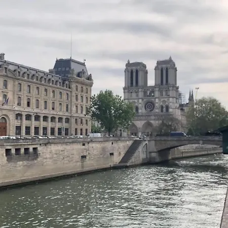 Promenade A Saint-germain Des-pres, Cathedrale Notre-dame